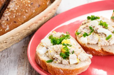 Dilim baget plaka ve taze balık yapıştır ile arka planda rulo