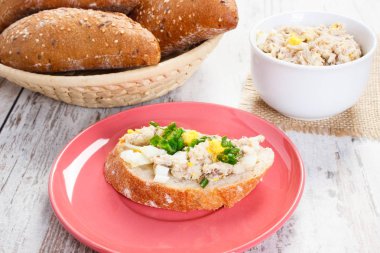 Uskumru veya ton balığı sandviç yapıştırın ve arka planda taze rulo