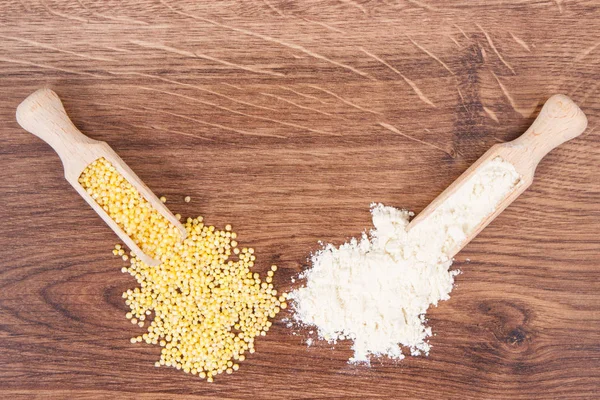 Grañones de mijo y harina en cucharada de madera, alimentos saludables y sin gluten — Foto de Stock