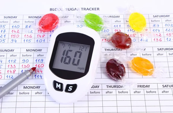 Glukometer för kontroll av blodsockernivå, penna och godis på medicinska formulär — Stockfoto