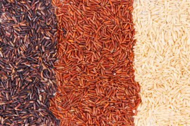 Kahverengi, siyah ve kırmızı pirinç arka plan, sağlıklı, gluten ücretsiz beslenme kavramı olarak yığını