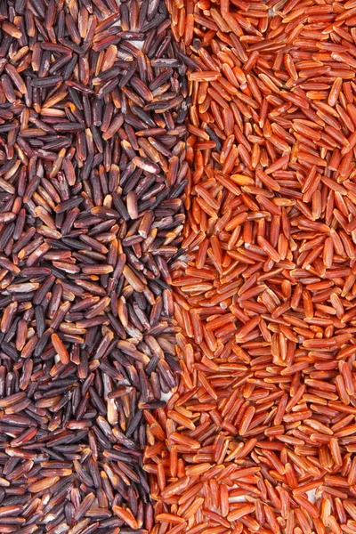 Montón de arroz rojo y negro como fondo, concepto de nutrición saludable — Foto de Stock