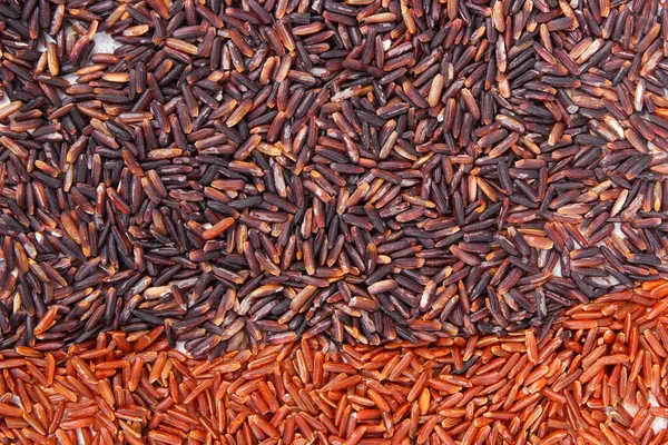 Heap de arroz preto e vermelho como fundo, saudável, conceito de nutrição sem glúten — Fotografia de Stock