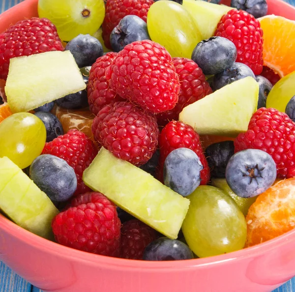 Salada de frutas frescas em tigela, conceito de nutrição saudável — Fotografia de Stock