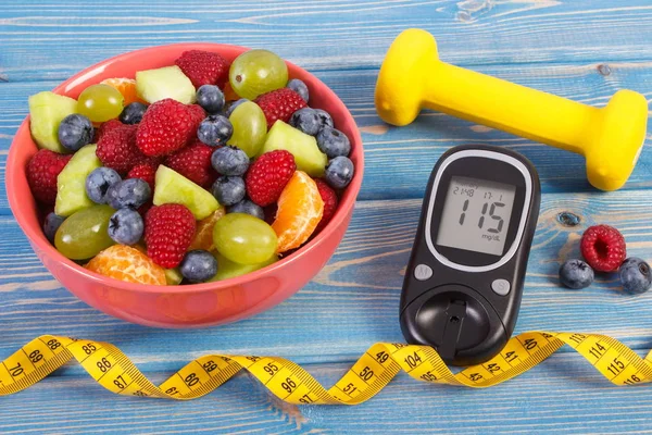 Salade de fruits, glucomètre, centimètre et haltères, diabète, mode de vie sain et concept de nutrition — Photo