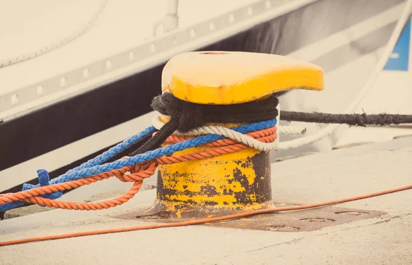 Vintage-Foto, Detail des Yachting, buntes Seil mit alten Liegeplatz Poller im Seehafen — Stockfoto