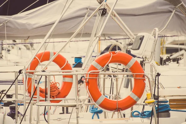 Foto vintage, Partes y detalle del yate, Boya de salvamento naranja en velero, concepto de viaje de seguridad —  Fotos de Stock