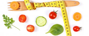 Ahşap çatal sarılmış santimetre ve taze olgun sebze, kavramı zayıflama ve sağlıklı beslenme