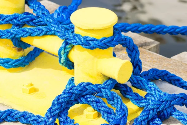 Corda azul e amarração bollard no porto, conceito de iatismo — Fotografia de Stock