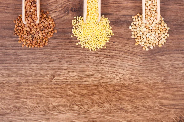 Rustik masa, sağlıklı vurgunun ve gluten free gıda, kopya alanı metin için çeşitli kabuğu çıkarılmış tane