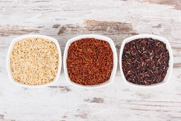 Černé, červené a hnědé rýže ve skleněné mísy, koncept zdravé výživy — Stock fotografie
