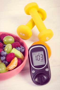 Vintage Fotoğraf, meyve salatası, Şeker Ölçüm sonucu şeker düzeyi ve halter, diyabet, sağlıklı beslenme ve yaşam tarzı konsepti ile