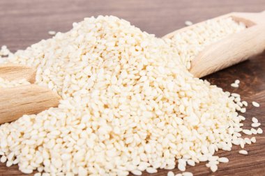 Susam gemide ahşap kepçe ile