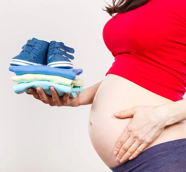 신생아 의류와 임신한 여자 — 스톡 사진