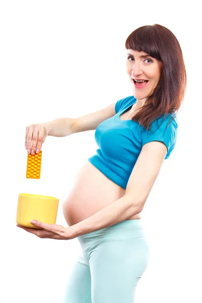 Kobieta w ciąży rzucanie medycznych pigułki lub tabletki, ograniczenie stosowania leków podczas ciąży — Zdjęcie stockowe