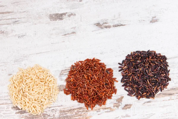 Hnědá, černá a červená rýže, zdravé, lepek zdarma výživa koncept, kopie prostor pro text — Stock fotografie