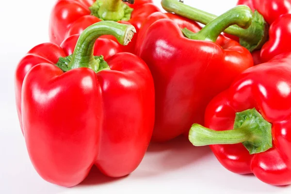 Rode paprika's op een witte achtergrond, concept van gezonde voeding — Stockfoto