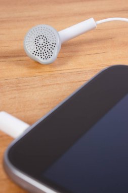 Hareket eden telefon ile kulaklıklar, elektronik kavramı kullanma