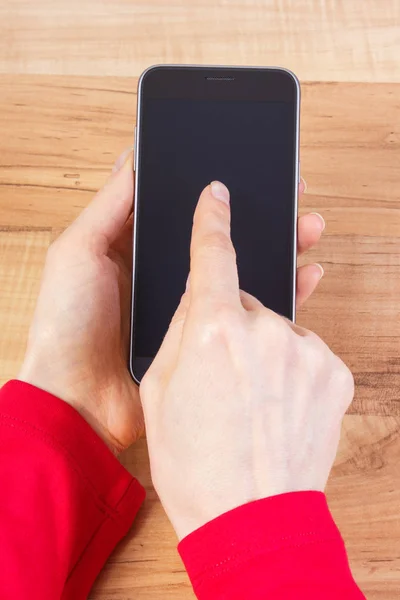 Mão da mulher tocando tela em branco do telefone celular, usando smartphone — Fotografia de Stock