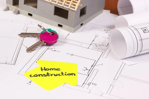 Llaves para el hogar, casa en construcción y diagramas eléctricos para trabajos de ingeniería, concepto de casa de construcción —  Fotos de Stock
