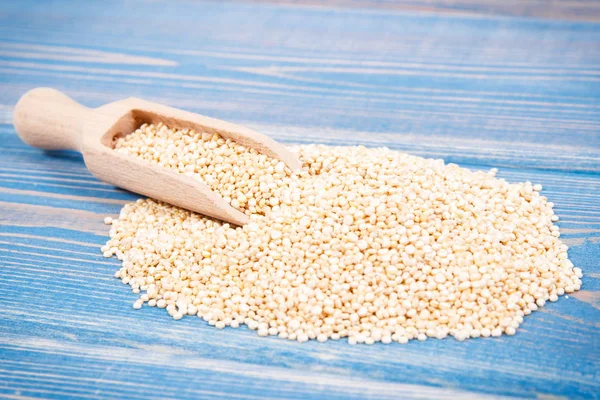Montón de semillas de quinua que contienen minerales naturales y vitaminas, concepto de nutrición saludable — Foto de Stock