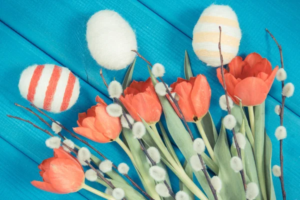 Archiwalne zdjęcie, czerwone tulipany, Wielkanoc kotki i jaja pakowane wełniane ciąg, Świąteczna Dekoracja — Zdjęcie stockowe