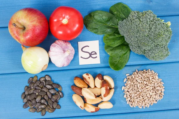Produtos e ingredientes contendo selênio e fibra dietética, nutrição saudável — Fotografia de Stock