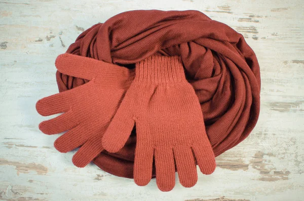 Вінтажні фото, пара вовняних рукавичок і шаль для жінки — стокове фото