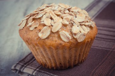 Damalı masa örtüsü üzerinde kepekli un ile taze muffin yulaf ezmesi ile pişmiş