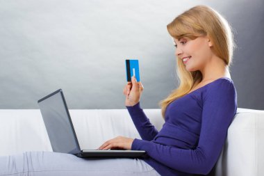 Kadın kredi kartıyla internet üzerinden online alışveriş için ödeme