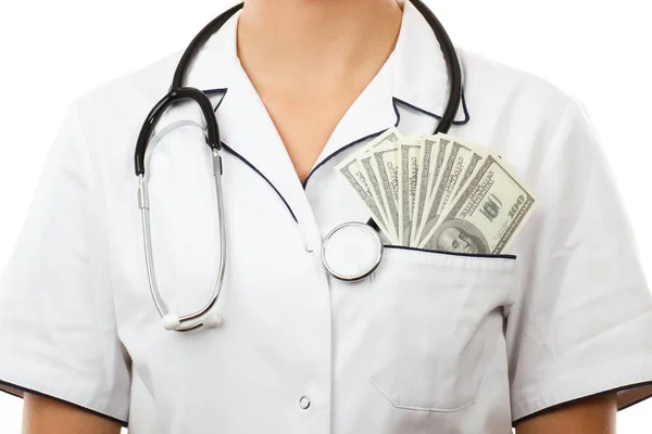 Vrouw arts met de stethoscoop en valuta's dollar in schort zak, corruptie of omkopen concept — Stockfoto