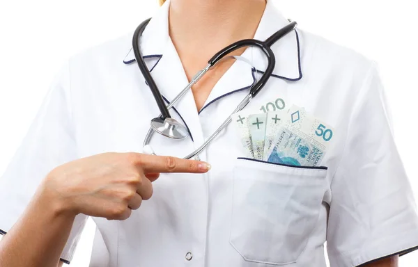 Mulher médica com estetoscópio mostrando dinheiro polonês no bolso do avental, corrupção, suborno ou pagar pelo conceito de cuidados — Fotografia de Stock