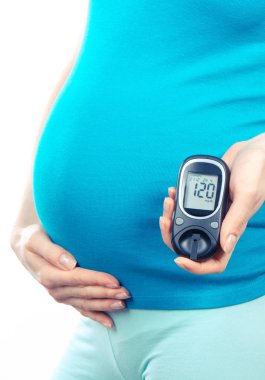 Şekeri ölçüm cihazı ile şeker seviyesi, gebelikte diyabet sonucu hamile kadında holding