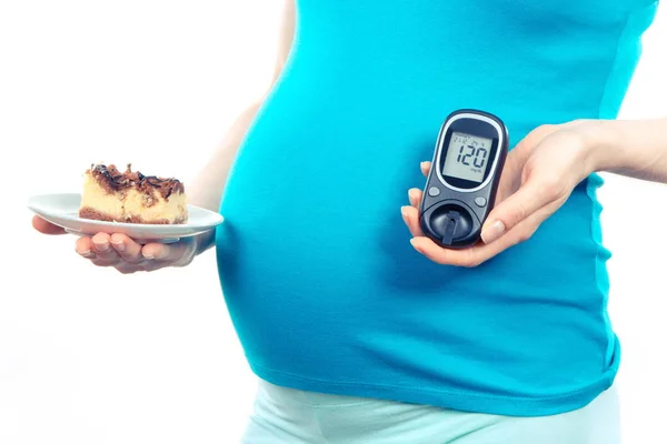 혈당 측정기와 임신 중 당뇨병, 치즈 케이크, 설탕 수준의 임신한 여자 — 스톡 사진