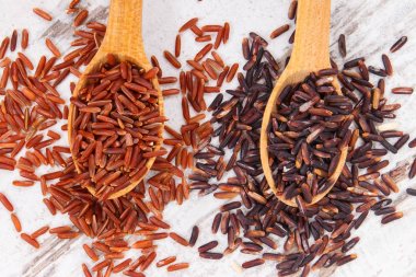 Kaşık, sağlıklı, gluten ücretsiz beslenme kavramı üzerinde siyah ve kırmızı pirinç