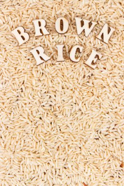 Yığın kahverengi pirinç olarak arka plan, sağlıklı gluten free gıda kavramı, metin için yer kopyalayın