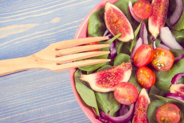 Meyve ve sebze salatası ahşap çatal, sağlıklı yaşam ve beslenme