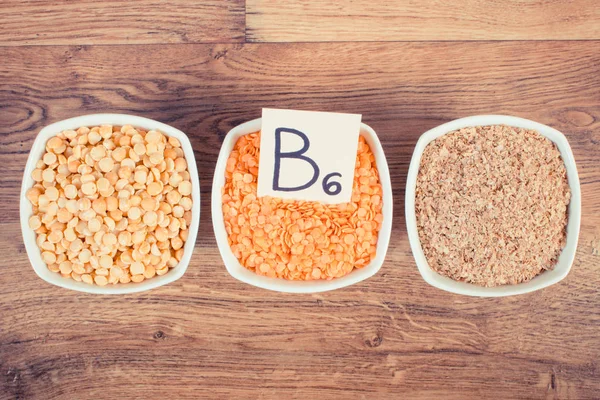 Producten en ingrediënten met vitamine B6 en voedingsvezels, gezonde voeding concept — Stockfoto