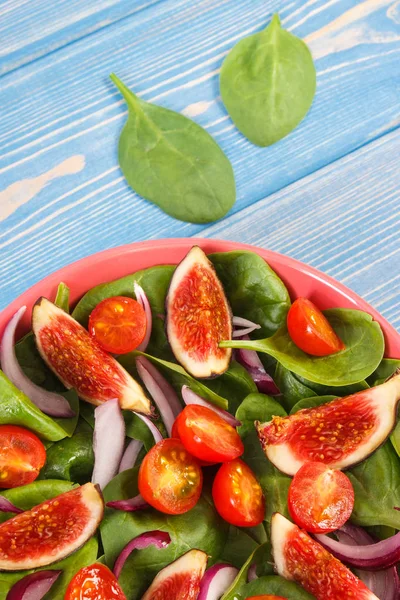 Ensalada de frutas y verduras recién preparadas, estilo de vida saludable y concepto nutricional —  Fotos de Stock
