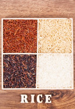 Beyaz, kahverengi, siyah ve kırmızı pirinç yazıt gemide, sağlıklı gluten free gıda kavramı ile