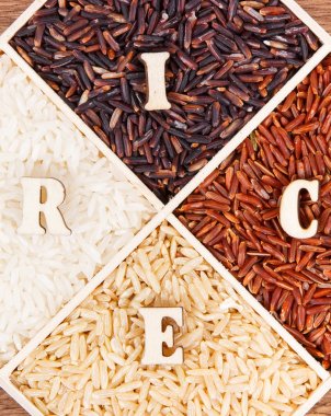 Yazıt, sağlıklı, gluten ücretsiz beslenme konsepti ile beyaz, kahverengi, siyah ve kırmızı pirinç