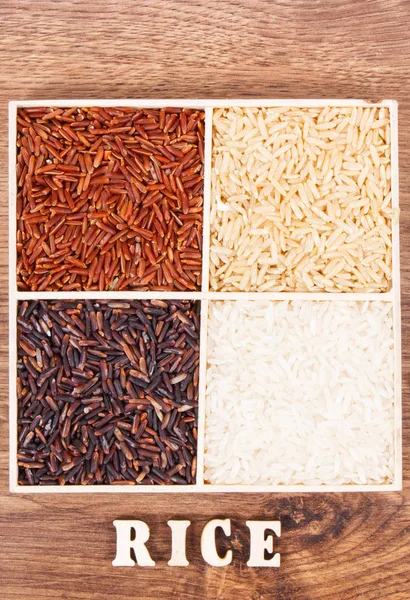 Beyaz, kahverengi, siyah ve kırmızı pirinç yazıt gemide, sağlıklı gluten free gıda kavramı ile — Stok fotoğraf