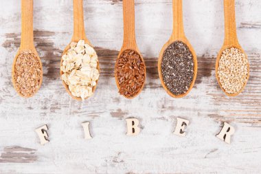 Doğal vitaminler ve diyet lifi, sağlıklı beslenme kavramı içeren gıda