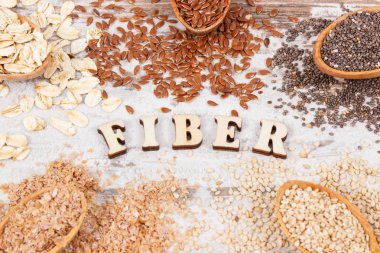 Doğal vitaminler ve diyet lifi, sağlıklı beslenme kavramı içeren gıda