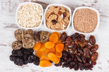 Doğal vitaminler ve diyet lifi, sağlıklı beslenme kavramı içeren gıda