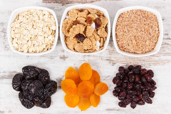 Інгредієнти як джерело натуральних вітамінів та харчових волокон, концепція здорового харчування — стокове фото