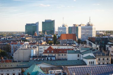 Poznan, Polonya - 30 Ağustos 2016: Eski ve modern binalar Lehçe kasaba Poznan görünüm