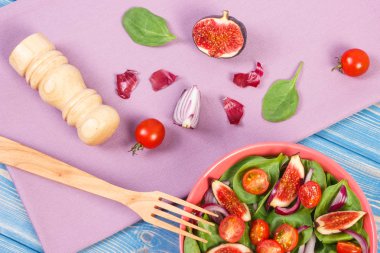 Meyve ve sebze salatası ve yemek, sağlıklı beslenme hazırlanması için malzemeler