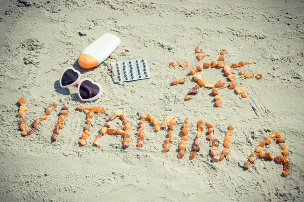 의료 약, 비문 비타민 A 및 건강 한 해변에서 일광욕을 위한 액세서리 — 스톡 사진