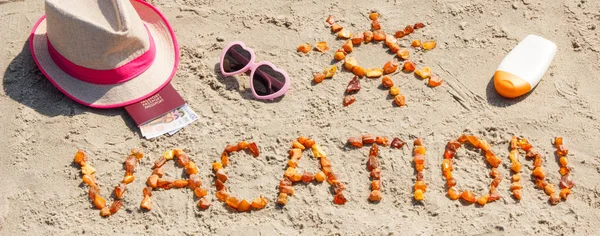 単語の休暇、日光浴やビーチでの通貨ユーロとパスポート用アクセサリー — ストック写真